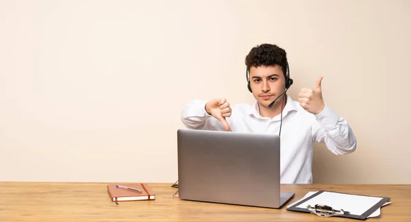 Telefonförsäljare Man Gör Bra Dåligt Tecken Obeslutat Mellan Eller Inte — Stockfoto