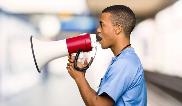 Cirurgião Médico Homem Gritando Através Megafone Para Anunciar Algo Posição — Fotografia de Stock