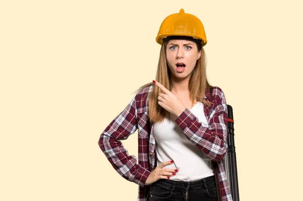 Arquitecta Mujer Sorprendida Señalando Lado Sobre Aislado Fondo Amarillo —  Fotos de Stock