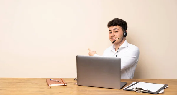 Hombre Telemarketer Apuntando Hacia Atrás —  Fotos de Stock