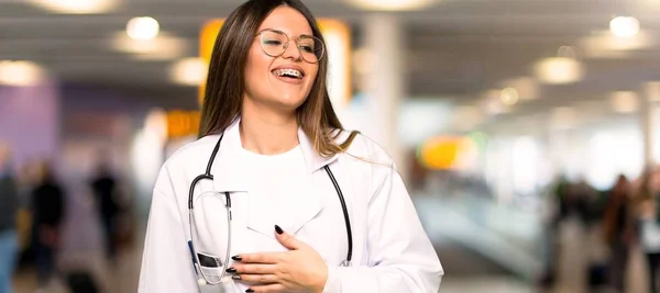 Jovem Médica Mulher Sorrindo Muito Colocar Mãos Peito Hospital — Fotografia de Stock