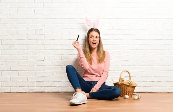 Jeune Femme Portant Des Oreilles Lapin Pour Les Vacances Pâques — Photo