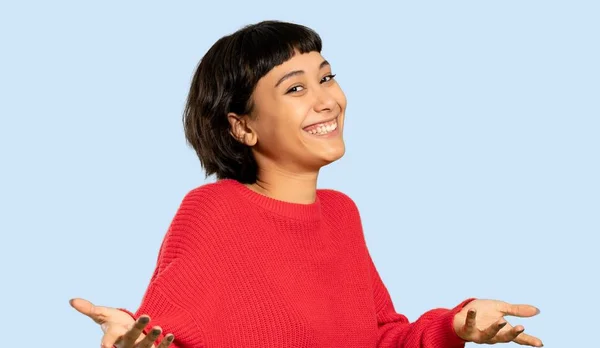 Menina Cabelo Curto Com Suéter Vermelho Sorrindo Fundo Azul Isolado — Fotografia de Stock