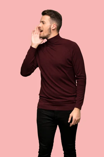 Uomo Con Maglione Dolcevita Che Grida Con Bocca Spalancata Fondo — Foto Stock