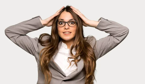 ビジネスの女性は 頭の上手を取るので片頭痛で分離の灰色の背景は — ストック写真