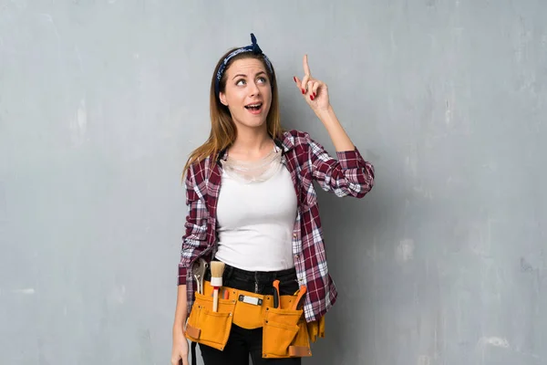 Artesãos Eletricista Mulher Que Pretende Realizar Solução Levantando Dedo Para — Fotografia de Stock