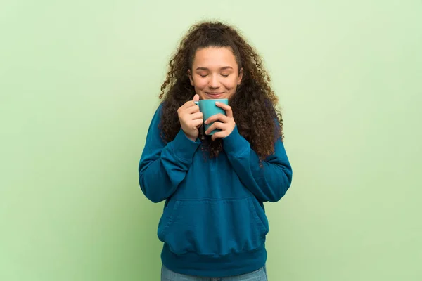 Девочка Подросток Зеленой Стеной Держит Чашку Горячего Кофе — стоковое фото