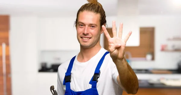 Arbeiter Glücklich Und Zählt Vier Mit Den Fingern Einem Haus — Stockfoto