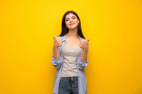 Adolescente Sur Mur Jaune Donnant Pouce Geste Souriant — Photo