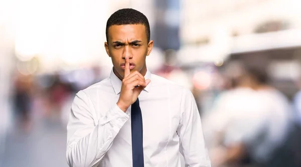 Jovem Empresário Afro Americano Mostrando Sinal Silêncio Gesto Colocando Dedo — Fotografia de Stock