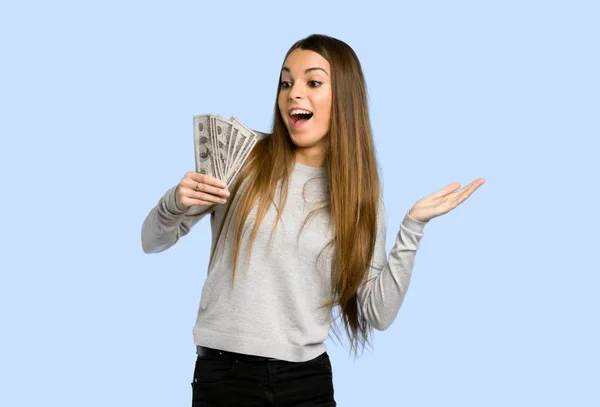 Jong Meisje Met Een Heleboel Geld Blauwe Achtergrond — Stockfoto