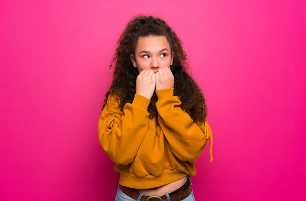 Menina Adolescente Sobre Parede Rosa Nervosa Assustada Colocando Mãos Boca — Fotografia de Stock