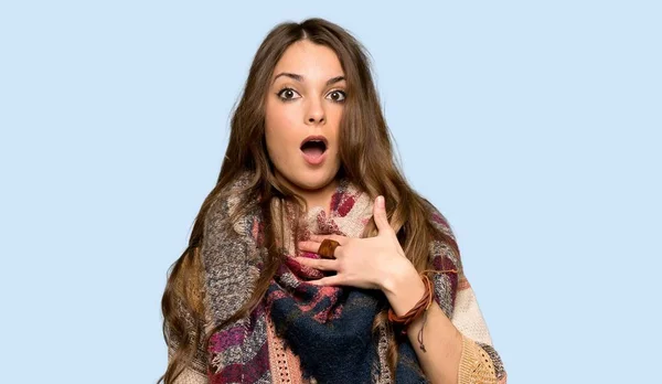 Jonge Hippie Vrouw Verrast Geschokt Terwijl Rechts Geïsoleerde Blauwe Achtergrond — Stockfoto