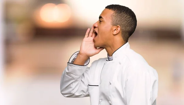 Joven Afro Americano Chef Hombre Gritando Con Boca Abierta Hacia — Foto de Stock