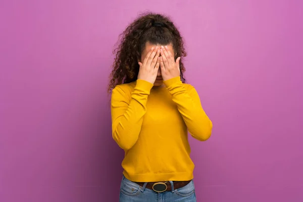 Menina Adolescente Sobre Parede Roxa Com Expressão Cansada Doente — Fotografia de Stock