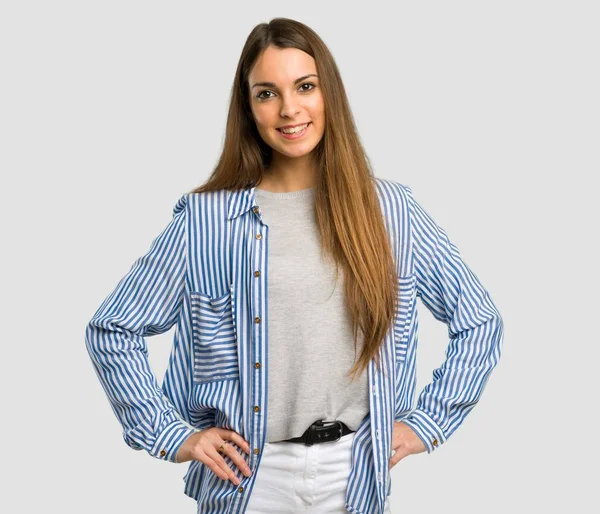 Menina Com Camisa Listrada Posando Com Braços Quadril Rindo Olhando — Fotografia de Stock