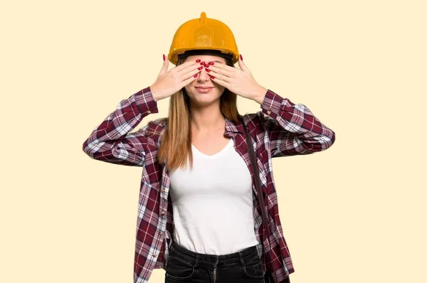 Arquitecta Mujer Cubriendo Los Ojos Con Las Manos Sorprendido Ver —  Fotos de Stock