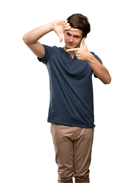Έφηβο Άνθρωπος Εστιάζοντας Πρόσωπο Διαμόρφωση Σύμβολο Πάνω Από Απομονωμένο Λευκό — Φωτογραφία Αρχείου