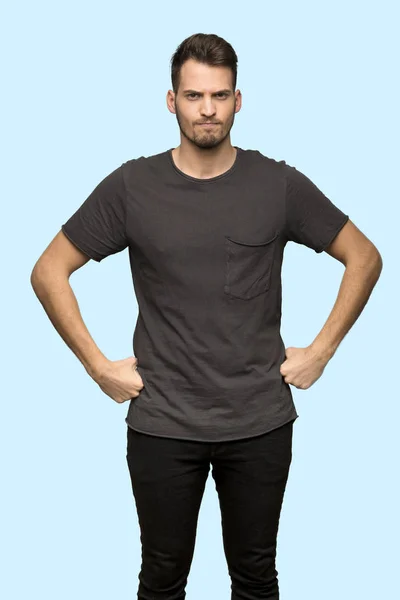 Uomo Con Camicia Nera Arrabbiato Sfondo Blu — Foto Stock