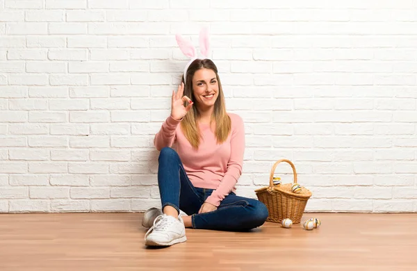 Jeune Femme Portant Des Oreilles Lapin Pour Les Vacances Pâques — Photo