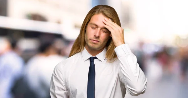 Biznesmen Blond Długimi Włosami Wyrażenie Zmęczony Chory Zewnątrz — Zdjęcie stockowe