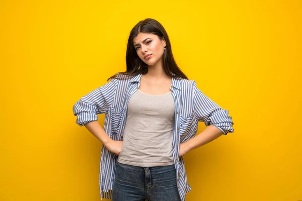 Adolescente Chica Sobre Amarillo Pared Enojado — Foto de Stock