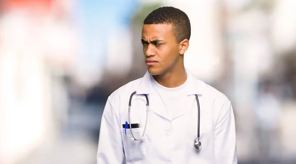 Giovane Afro Americano Uomo Medico Sentimento Sconvolto All Aperto — Foto Stock