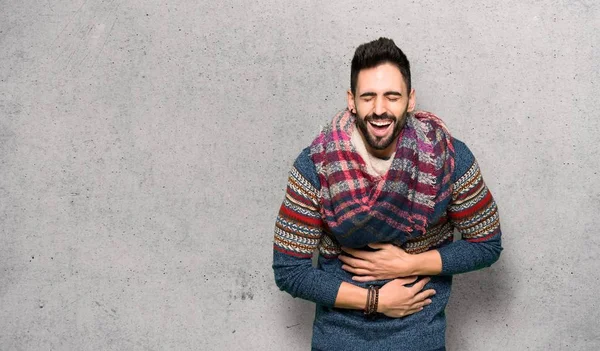 Hippie Homem Sorrindo Muito Colocar Mãos Peito Sobre Parede Texturizada — Fotografia de Stock