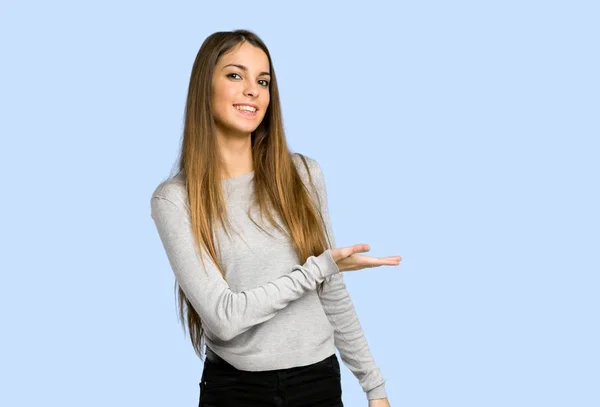 Young Girl Presenting Idea While Looking Smiling Blue Background — Stock Photo, Image