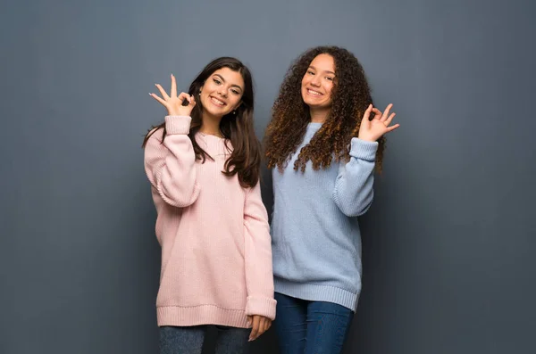 Друзі Підлітки Показують Знак Пальцями — стокове фото