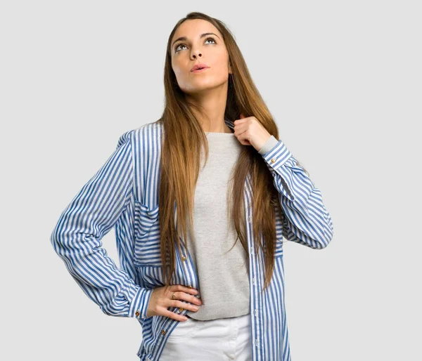 Giovane Ragazza Con Camicia Righe Con Espressione Stanca Malata Sfondo — Foto Stock