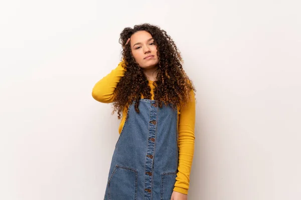 Menina Adolescente Com Camisola Vermelha Sobre Parede Branca Com Uma — Fotografia de Stock