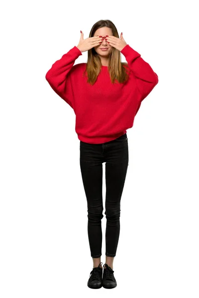 Tiro Comprimento Total Uma Mulher Jovem Com Suéter Vermelho Cobrindo — Fotografia de Stock