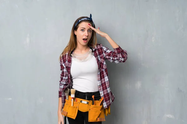 Handwerker Oder Elektrikerin Hat Gerade Etwas Erkannt Und Die Lösung — Stockfoto