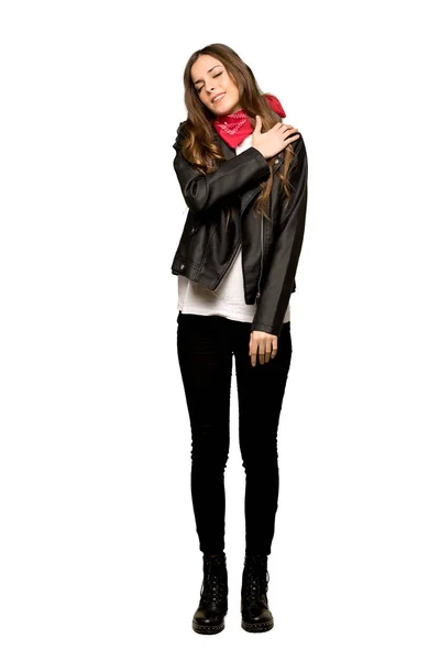分離の白い背景の上に努力をしたことのための肩の痛みから苦しんでいる革のジャケットを持つ若い女性のフルレングスのショット — ストック写真
