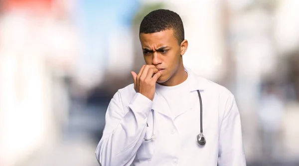 Giovane Afro Americano Uomo Medico Avendo Dubbi All Aperto — Foto Stock