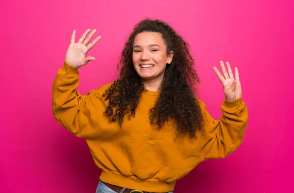 Adolescente Chica Sobre Rosa Pared Contando Nueve Con Los Dedos —  Fotos de Stock