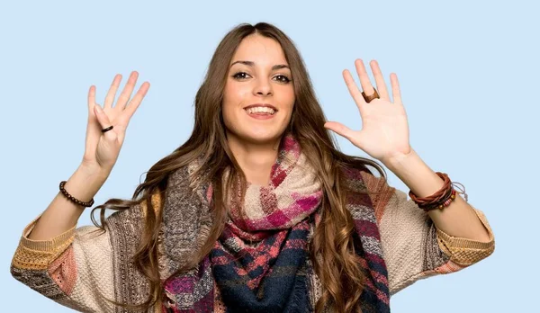Genç Hippi Kadın Dokuz Parmak Ile Izole Mavi Arka Plan — Stok fotoğraf