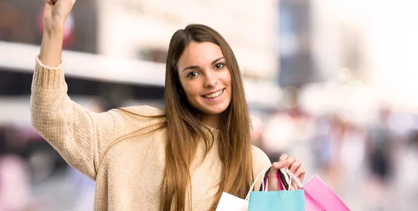 Chica Joven Con Bolsas Compras Celebrando Una Victoria Ciudad — Foto de Stock