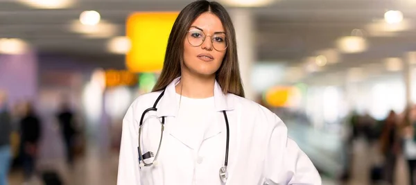 Jovem Médica Posando Com Braços Quadril Sorrindo Hospital — Fotografia de Stock