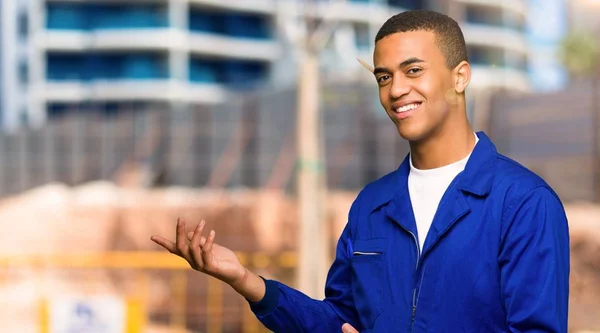 Ung Afro Amerikanska Arbetstagare Man Utvidga Händerna Sidan För Att — Stockfoto