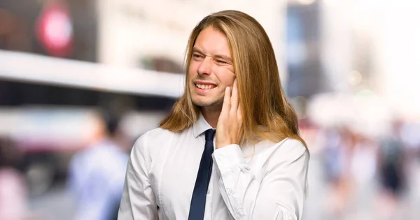 Блондин Бизнесмен Длинными Волосами Зубной Болью Улице — стоковое фото
