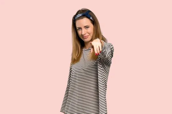 Junge Frau Mit Kopftuch Zeigt Mit Selbstbewusstem Gesichtsausdruck Vor Isoliertem — Stockfoto