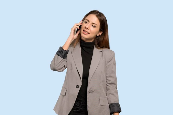 Femme Affaires Garder Une Conversation Avec Téléphone Mobile Sur Fond — Photo