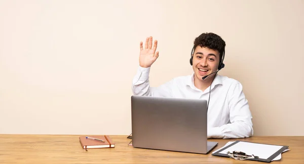 Hombre Telemarketer Saludando Con Mano Con Expresión Feliz —  Fotos de Stock