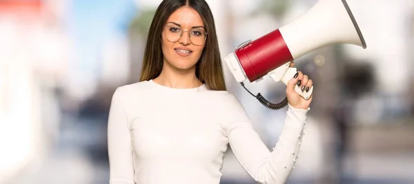 Mooie Vrouw Met Een Bril Met Een Megafoon Open Lucht — Stockfoto