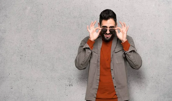 Hombre Guapo Con Barba Con Gafas Sorprendido Sobre Pared Texturizada —  Fotos de Stock