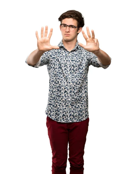 Подросток Цветочной Рубашке Очках Девятью Пальцами Изолированном Белом Фоне — стоковое фото