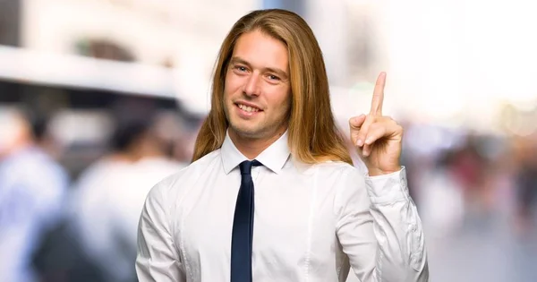 Homme Affaires Blond Aux Cheveux Longs Montrant Levant Doigt Signe — Photo