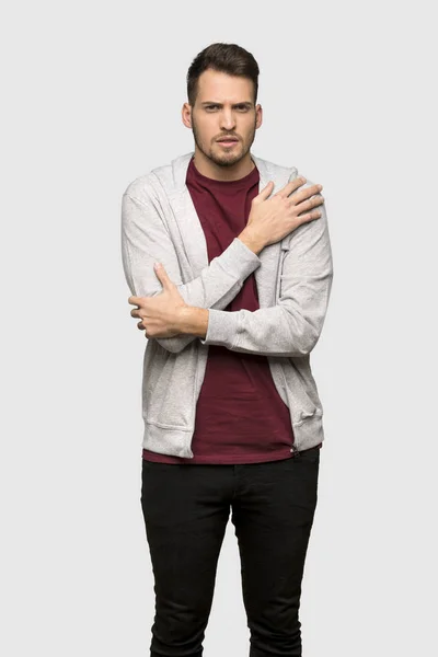 灰色の背景の上凍結のスエット シャツを持つ男 — ストック写真